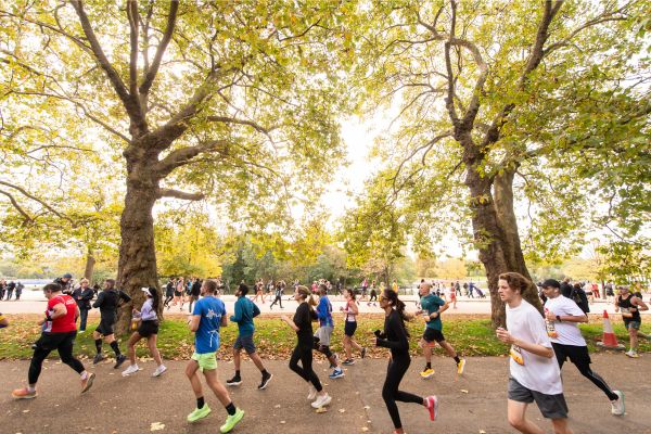 Lots of people are running through one of the Royal parks.